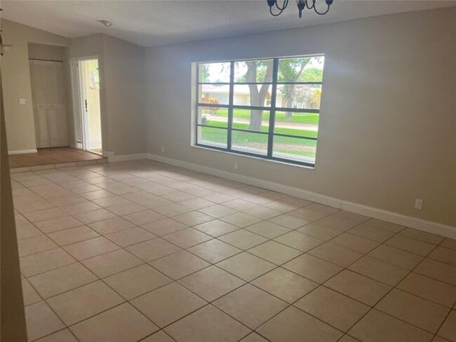 Building Photo - 10734 NW 17th Manor