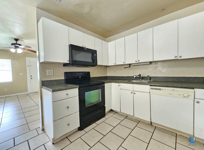 Building Photo - ADORABLE 3 Bedroom, 1 Bathroom House avail...