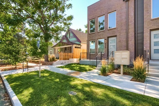 Foto del edificio - 3 bedroom Townhome + 2 Large Flex Spaces &...