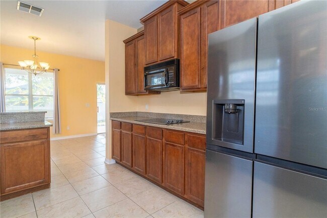 Building Photo - 561 Winthrop Dr