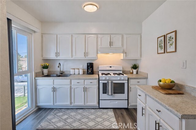 Foto del edificio - 815 N Rose Ave