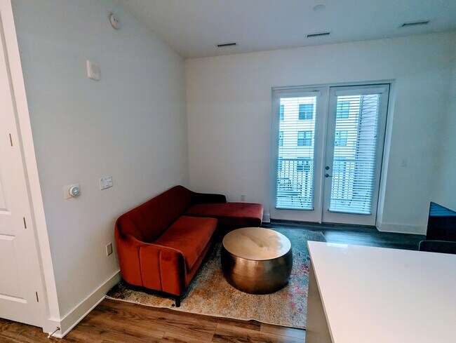 Foto del edificio - 6803 Cameron Dr NW