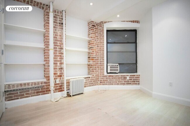 Building Photo - 41 W 24 St