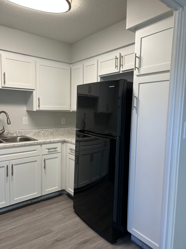 Apartments Apartments in Merriam, KS