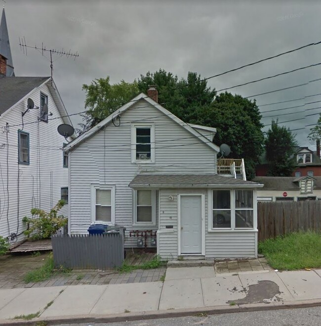 Foto del edificio - 10 Maple Ave