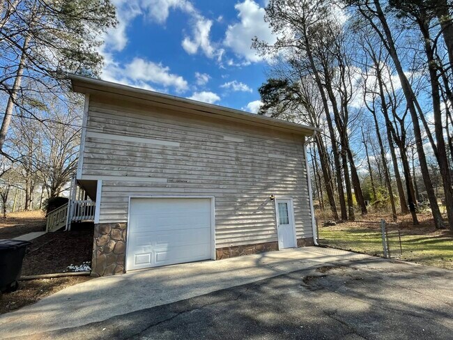Building Photo - 2651 Whitehaven Dr SW