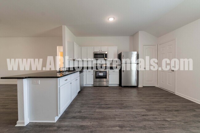 Foto del edificio - Large 4 Bedroom Home!