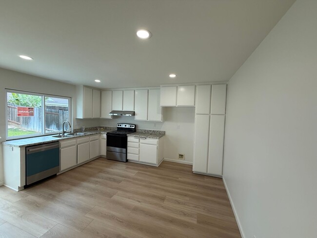Building Photo - A nice Mission Oaks Home for Rent