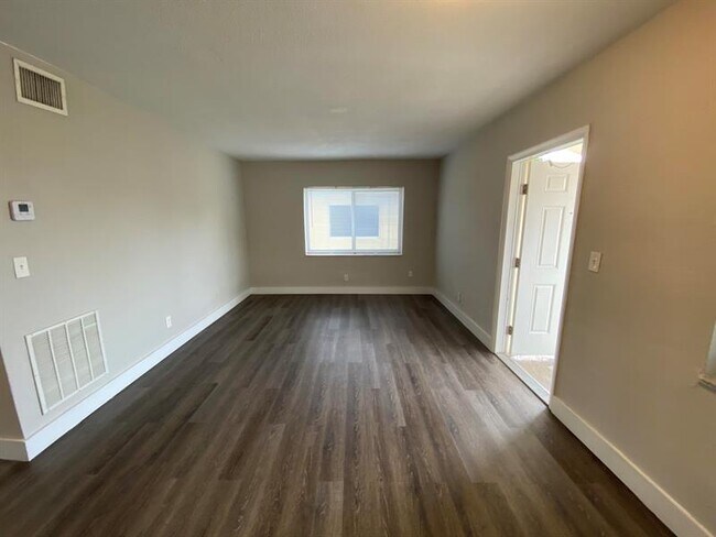 Building Photo - 325 SE 10th Ave