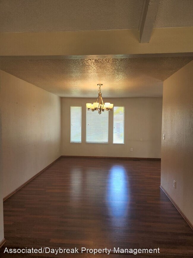 Building Photo - 3 br, 2.5 bath House - 16 Burning Tree Dr