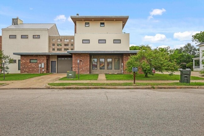 Building Photo - 213 N Houston Ave