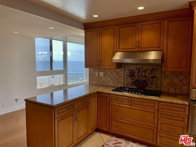 Foto del edificio - 17368 W Sunset Blvd