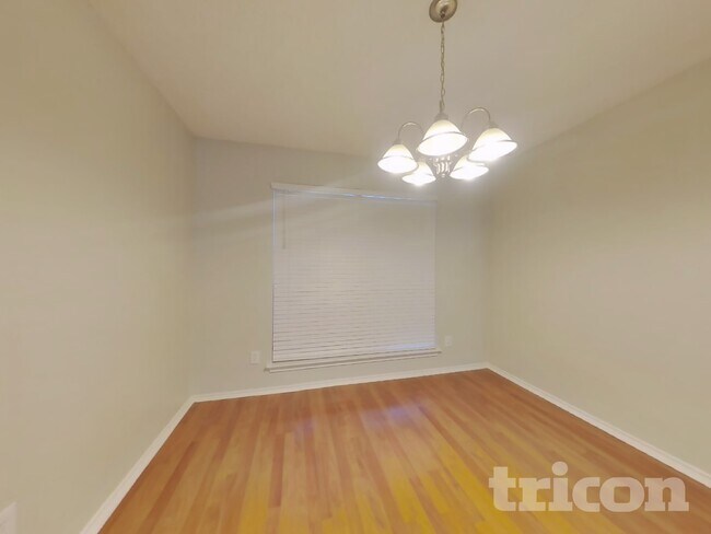Foto del edificio - 2817 Laurel Hill Dr