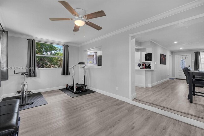 Family room - 3521 NW 35th Ave