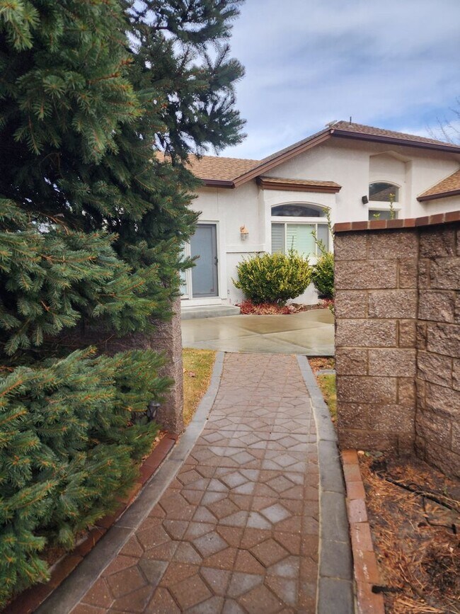 Building Photo - Hidden Valley Custom Home!