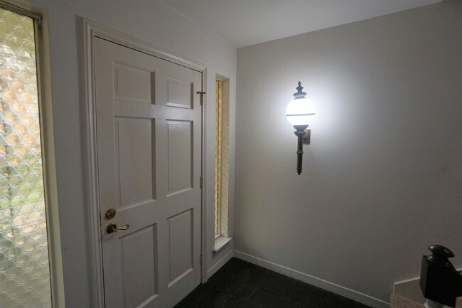 Foto del edificio - Charming Updated Two-Story Home in Gated C...