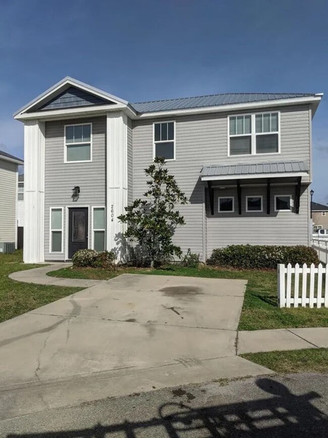 Building Photo - 2604 Laurel Dr