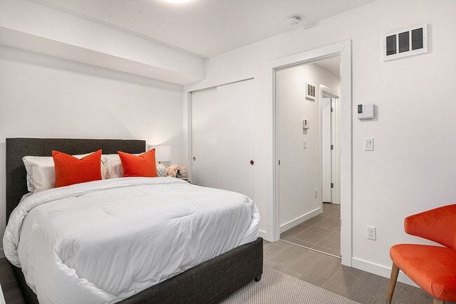 Stylish, Bright and Efficient 2 bed 1.75 B... - Stylish, Bright and Efficient 2 bed 1.75 B... Townhome