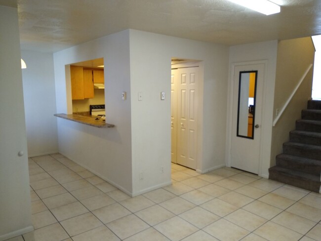 Building Photo - 3 Bedroom 2 Bathroom Apartment, 1 car gara...