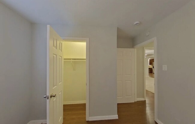 Foto del edificio - AVAILABLE NOW