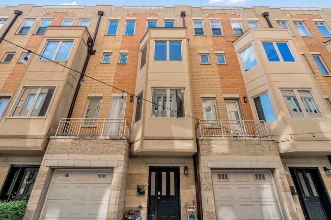 Building Photo - 3262 W Armitage Ave