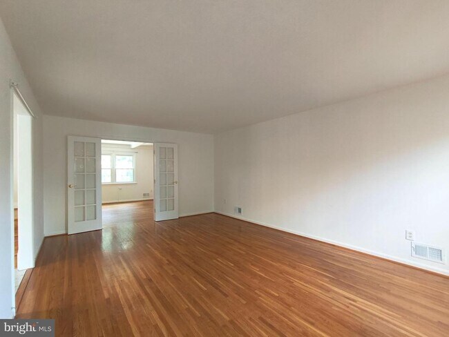 Foto del edificio - 8835 Tuckerman Ln