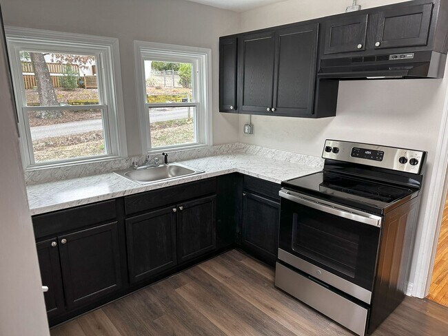 Foto del edificio - 2 Bedroom Home with Spacious Backyard and Modern Upgrades