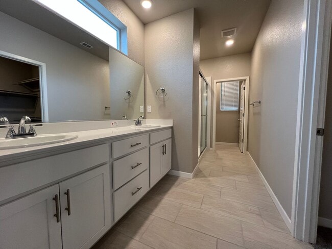 Foto del edificio - Lovely 3 Bedroom 2 Bathroom Home Close to Parks, Restaurants, Freeway Access, And More!