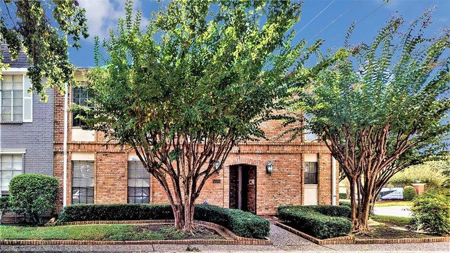 Building Photo - 5435 Chevy Chase Dr