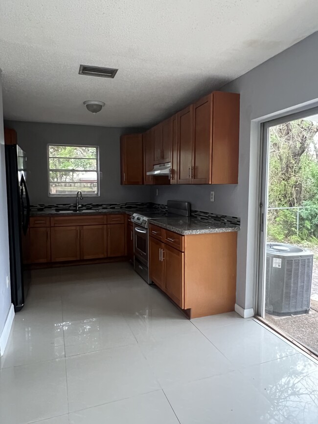 Foto del edificio - 147 NE 168th St