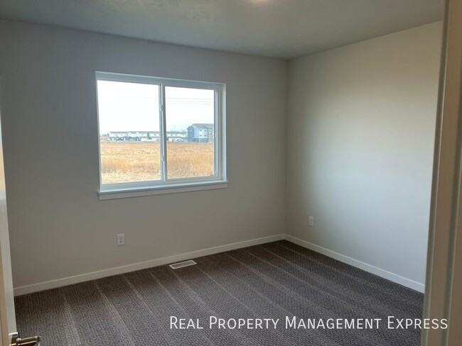 Building Photo - 5516 S Huntwood Ave