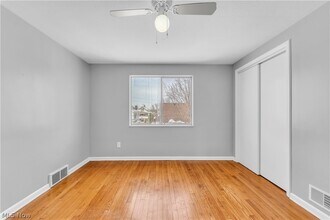 Building Photo - 10725 Vernon Ave