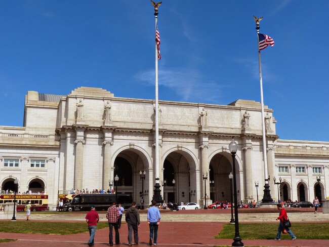 5 blocks from Union Station Metro Red Line, minutes to Blue/Yellow Line - 724 5th St NE