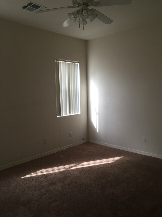 Foto del edificio - 869 E Sheffield Ave