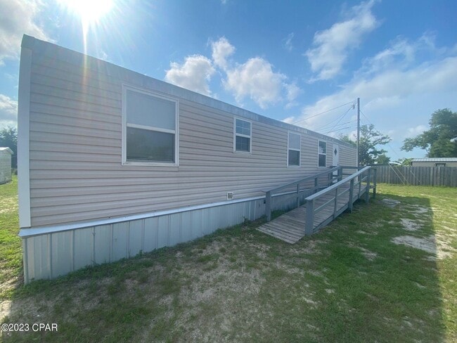 Building Photo - 4909 Lake Dr