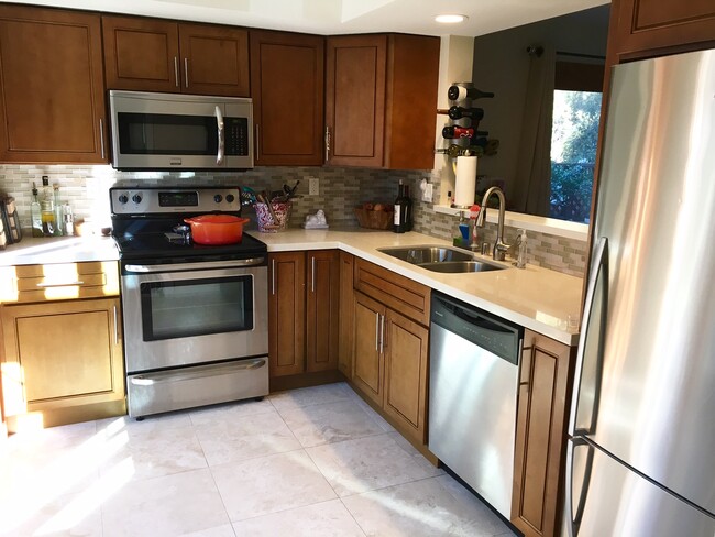 Building Photo - 2 Sheldrake Ct