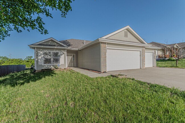 Building Photo - Three car garage single family home!
