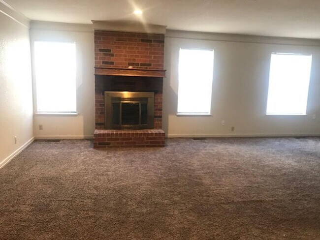 Building Photo - 2 Masters - Lawn Care Provided  - 3 bds/3 ...