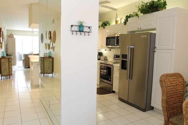 Building Photo - ** FALLING WATERS NAPLES UNIT ** OFF-SEASON RENTAL ONLY ** AVAILABLE MAY-SEPTEMBER 2025 AND MAY-S...