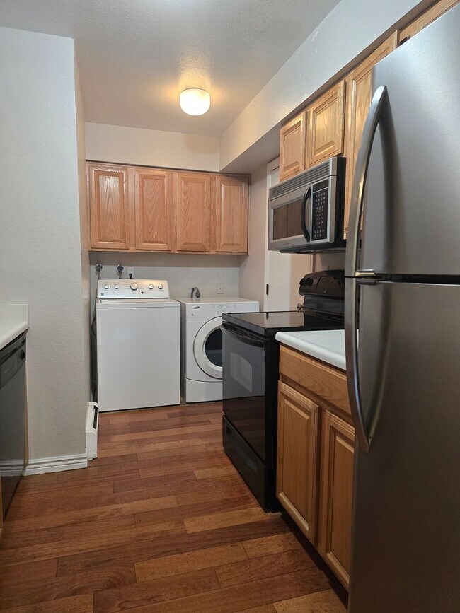 Foto del edificio - Cute end unit townhome 3-bedroom 2 baths in Thornton.