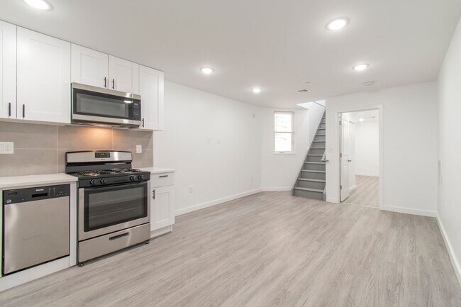 Building Photo - New! Renovated & Modern Apartment