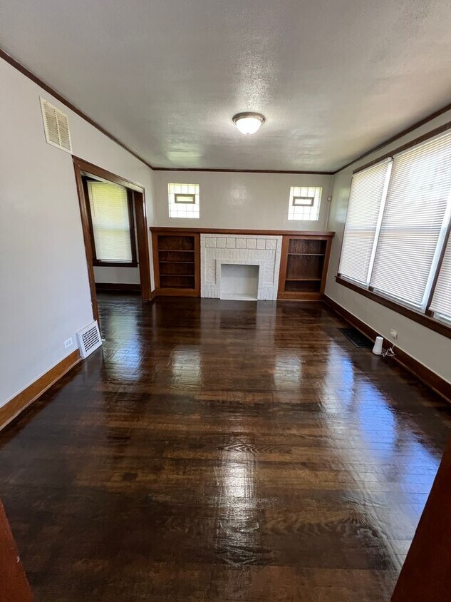 Primary Photo - Discover 8951 S Throop a 3-bedroom, 1-bath...