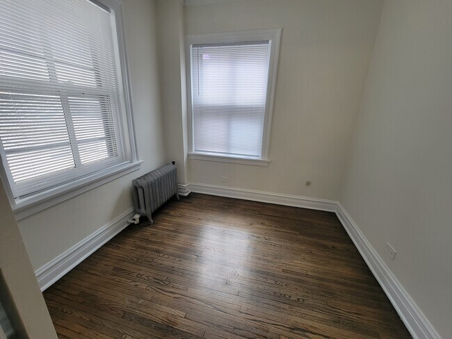 Building Photo - 707 W Junior Ter