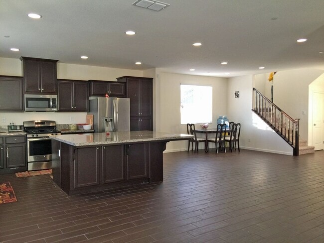 Building Photo - Beautiful 4 Bedroom 3 Bathroom 2700SF Rancho Cordova Home