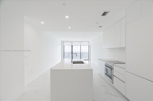 Foto del edificio - 700 NE 24th St