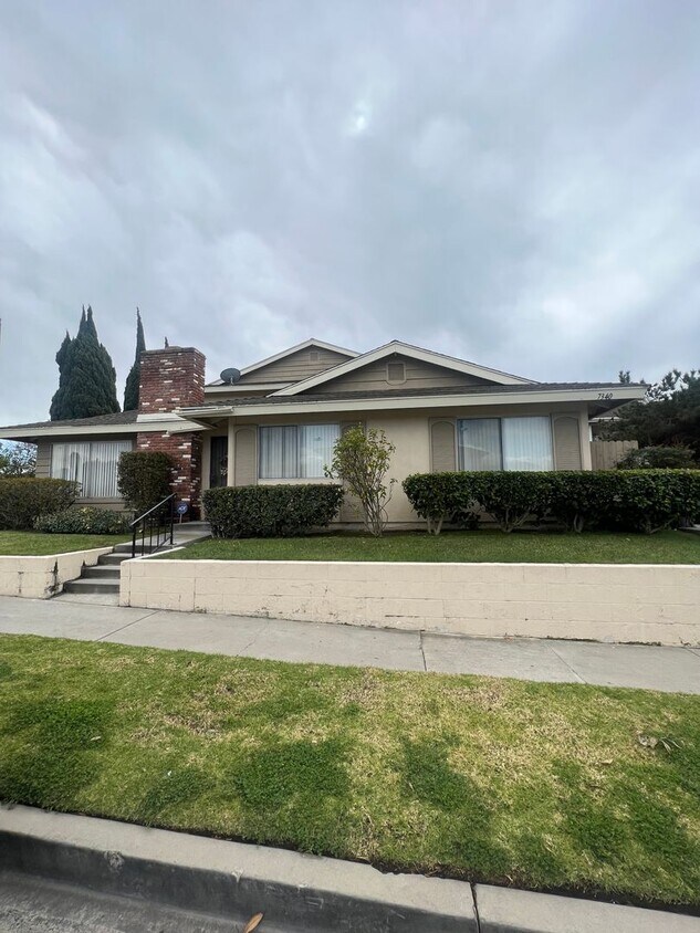 7340 Corsican Dr Unit D, Huntington Beach, CA 92647 Room for Rent in