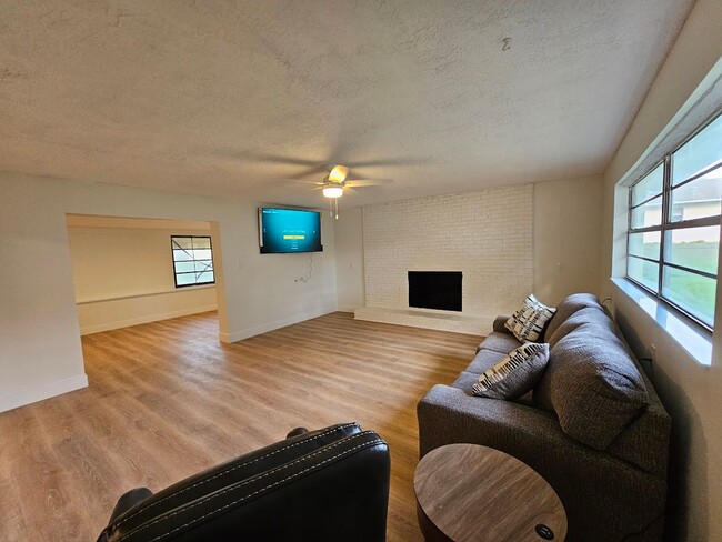 Building Photo - Furnished Crystal River Home