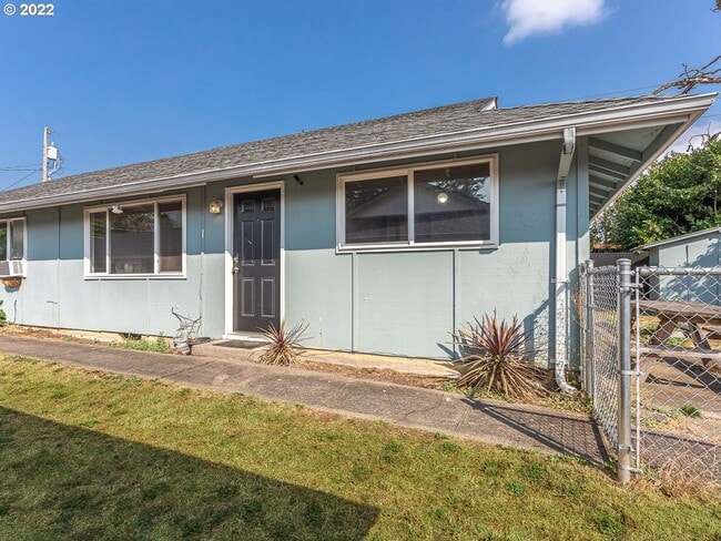 Building Photo - Bright Interior with Generous Bedroom Space – Includes Washer and Dryer