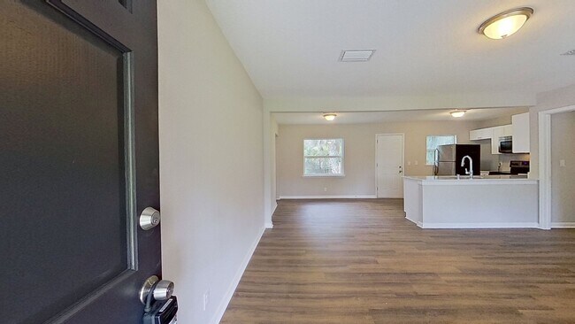 Foto del edificio - Beautifully Updated 4-Bedroom Home with Modern Finishes & Spacious Backyard