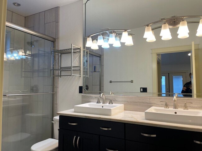 Foto del edificio - Beautiful Open Floor Plan-3 Bedroom 2 Bath Home-Located in Central Point